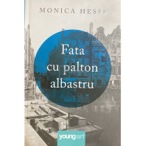 Fata cu palton albastru